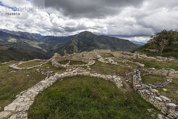 Ruinen der Bergfestung Kuelap  Chachapoyas  Peru  Südamerika