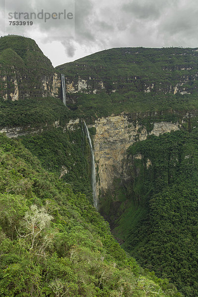 Gocta Wasserfall  771m  mit umliegendem Bergnebelwald  Cocachimba  Amazonas  Peru  Südamerika