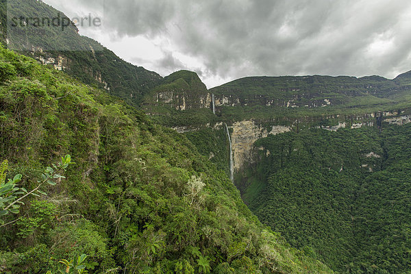 Gocta Wasserfall  771m  mit umliegendem Bergnebelwald  Cocachimba  Amazonas  Peru  Südamerika