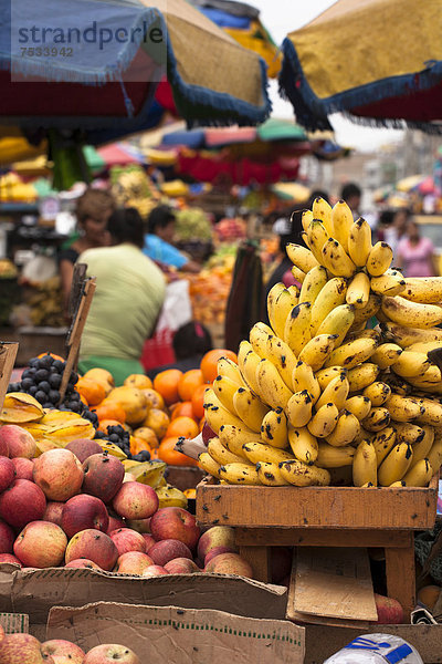 Verkauf von Obst auf Markt in Chiclayo  Lambayeque  Peru  Südamerika