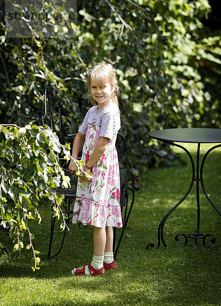 Mädchen  7 Jahre  spielt im Garten