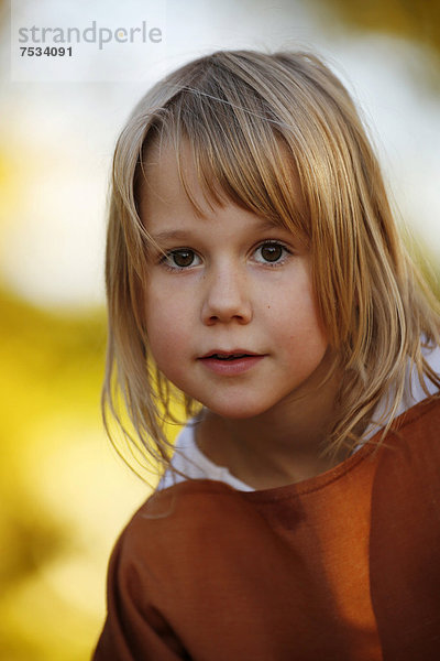 Mädchen  7 Jahre  Portrait  draußen  Herbstlicht