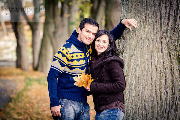 Junges Paar in einem Park im Herbst