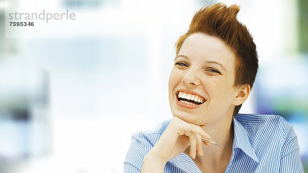 Geschäftsfrau mit Punkfrisur  im Büro  lachend  entspannt