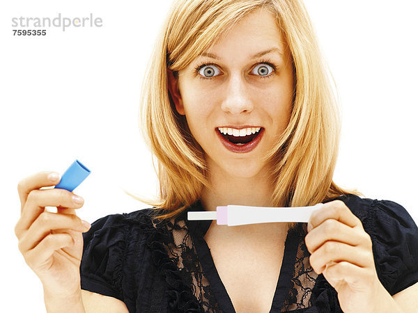 Frau mit Schwangerschaftstest  glücklich