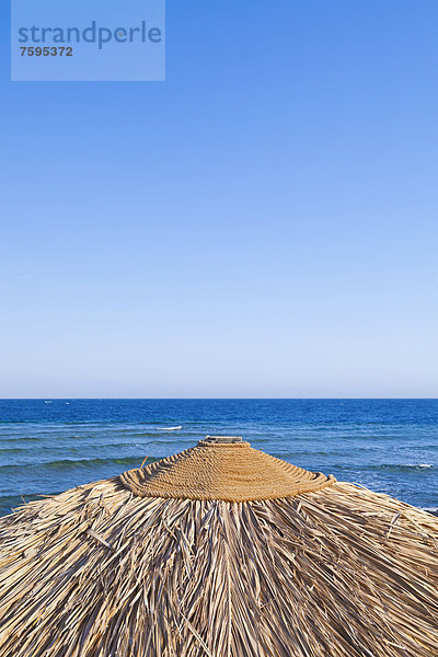 Sonnenschirm am Strand mit Blick aufs Meer  Dahab  Ägypten  Afrika