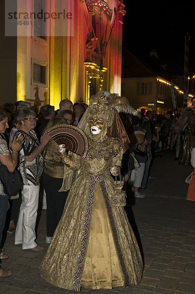 Maskenträger beim Defilee vor der historischen Stadtkirche  Venezianische Messe  auf dem historischen Marktplatz  Ludwigsburg  Baden-Württemberg  Deutschland  Europa
