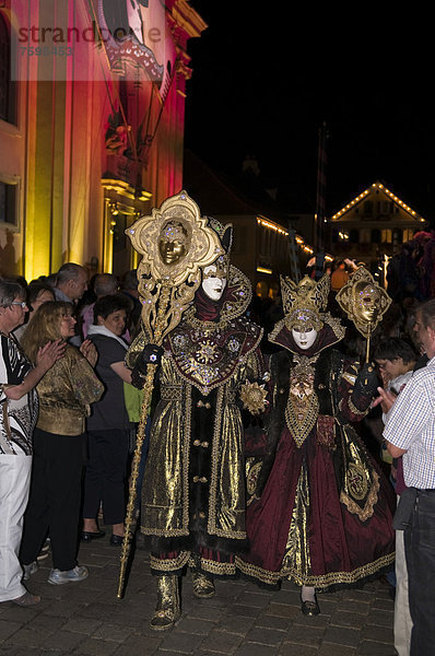 Maskenträger beim Defilee vor der historischen Stadtkirche  Venezianische Messe  auf dem historischen Marktplatz  Ludwigsburg  Baden-Württemberg  Deutschland  Europa