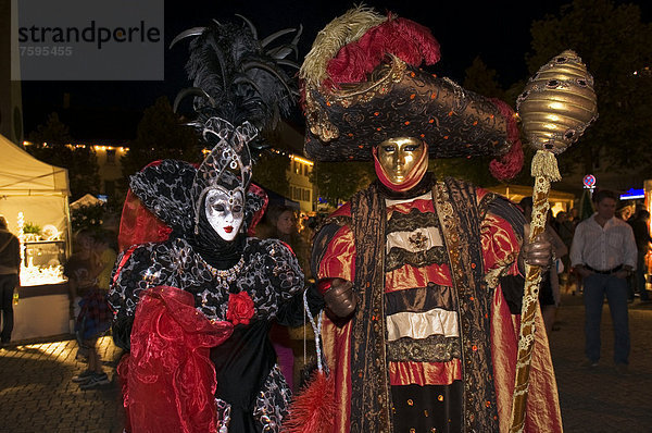 Maskenträger  Venezianische Messe  auf dem historischen Marktplatz  Ludwigsburg  Baden-Württemberg  Deutschland  Europa