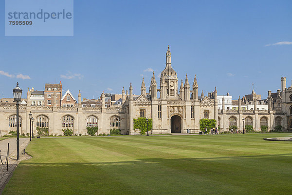 King's College  Torhaus vom Vorhof gesehen  Cambridge  England  Großbritannien  Europa