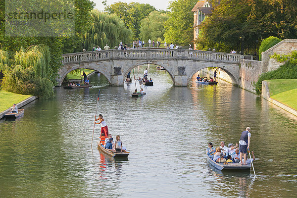 Kahnfahrt mit Stechkahn auf dem Fluss Cam mit der Clare Bridge hinten  Cambridge  England  Großbritannien  Europa