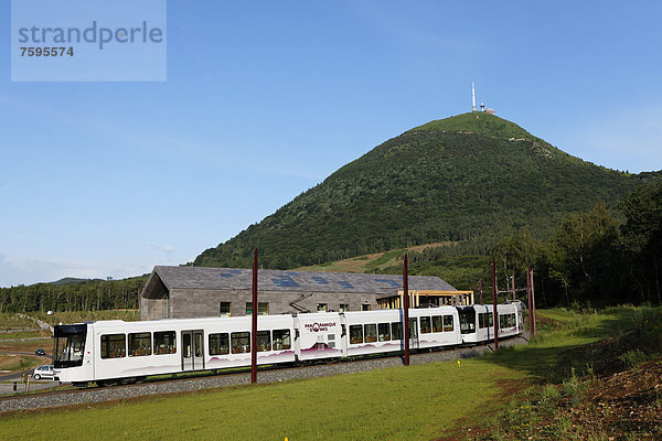 Panoramazug und Bahnhof mit Domes  Parc Naturel RÈgional des Volcans d'Auvergne  regionalen Naturparks der Auvergne Vulkane  Auvergne  Frankreich  Europa