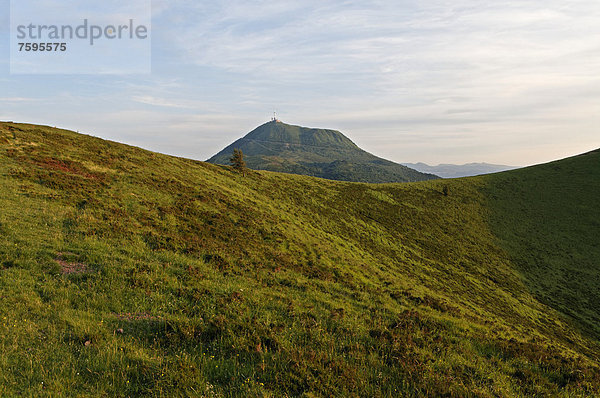 Puy de Dome vom Puy de Come  Sancy-Massiv  Volcans d'Auvergne  Regionaler Naturpark der Vulkane der Auvergne  Frankreich  Europa