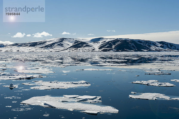 Eisschollen  Hinlopenstraße  Spitzbergen-Archipel  Svalbard  Arktisregion  Norwegen  Europa