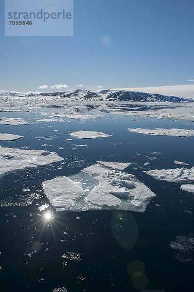 Eisschollen  Hinlopenstraße  Spitzbergen-Archipel  Svalbard  Arktisregion  Norwegen  Europa
