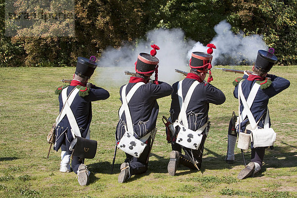 8e et 9e rÈgiments d'infanterie lÈgËre  Soldaten mit Vorderlader-Gewehren schießen bei einem Live-Rollenspiel oder ReenLarpment  historische Rekonstruktion einer Reenactment-Gruppe  vor dem MusÈe d'Art Moderne Grand-Duc Jean  Mudam und dem Fort Thüngen oder Dräi Eechelen  Europaviertel Kirchberg-Plateau  Luxemburg Stadt  Europa  ÖffentlicherGrund