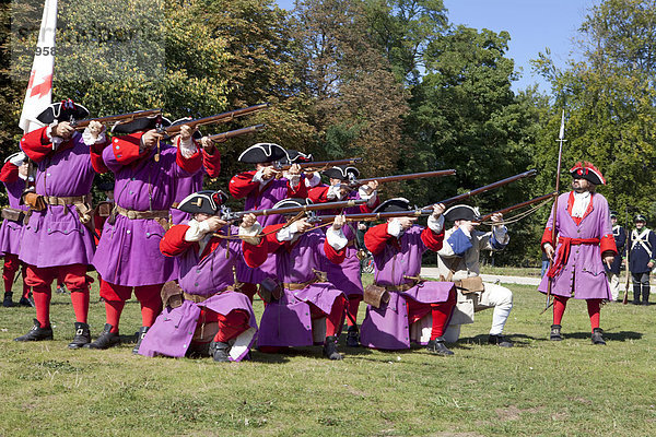 Soldaten mit Vorderlader-Gewehren schießen bei einem Live-Rollenspiel oder ReenLarpment  historische Rekonstruktion einer Reenactment-Gruppe  vor dem MusÈe d'Art Moderne Grand-Duc Jean  Mudam und dem Fort Thüngen oder Dräi Eechelen  Europaviertel Kirchberg-Plateau  Luxemburg Stadt  Europa  ÖffentlicherGrund