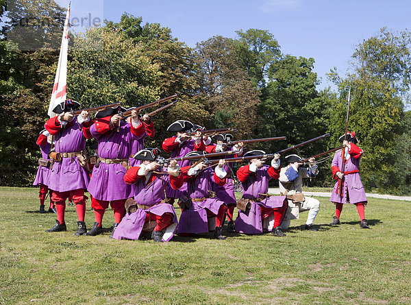 Soldaten mit Vorderlader-Gewehren schießen bei einem Live-Rollenspiel oder ReenLarpment  historische Rekonstruktion einer Reenactment-Gruppe  vor dem MusÈe d'Art Moderne Grand-Duc Jean  Mudam und dem Fort Thüngen oder Dräi Eechelen  Europaviertel Kirchberg-Plateau  Luxemburg Stadt  Europa  ÖffentlicherGrund