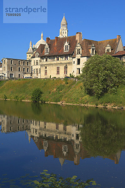 Kathedrale Saint-Front  Weltkulturerbe Jakobsweg in Frankreich  Fluss Isle in Perigueux  Perigord Blanc  Dordogne  Aquitanien  Frankreich  Europa