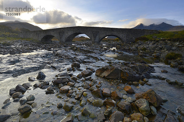 Alte Steinbrücke vor dem Black Cullins Gebirge  Sligachan  Isle of Skye  Schottland  Vereinigtes Königreich  Europa