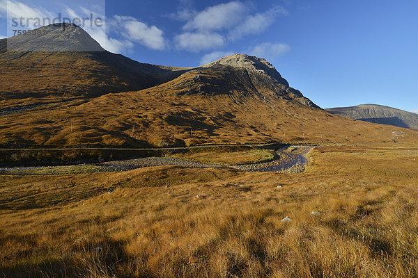 Der Fluss Etive  Herbst im Glen Etive Tal  schottische Highlands  Schottland  Großbritannien  Europa