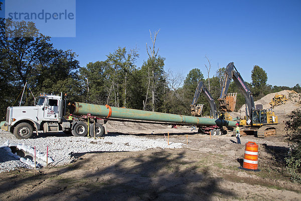 Bau des südlichen Teils der Keystone XL Pipeline  Umweltschützer sind gegen die Pipeline  weil sie schmutziges Teersand-Öl aus Alberta transportiert  zur globalen Erderwärmung beiträgt und auch ist das Risiko erhöht  durch Pipeline-Lecks die Umwelt zu verschmutzen  Winnsboro  Texas  USA