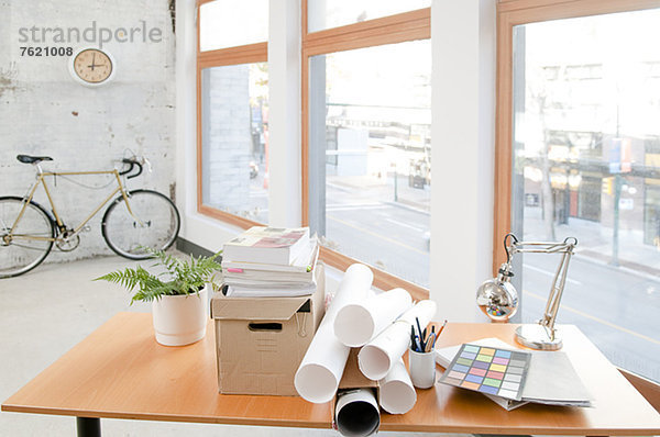 Entwürfe und Papiere auf dem Schreibtisch im Büro