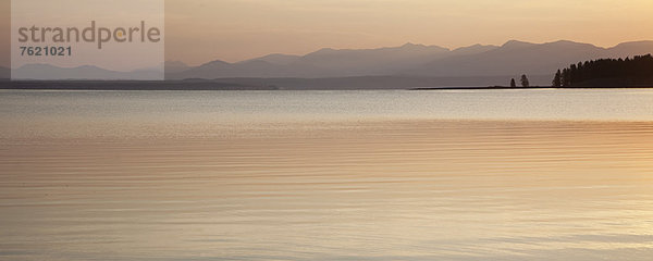 Sonnenuntergangshimmel reflektiert im ländlichen See