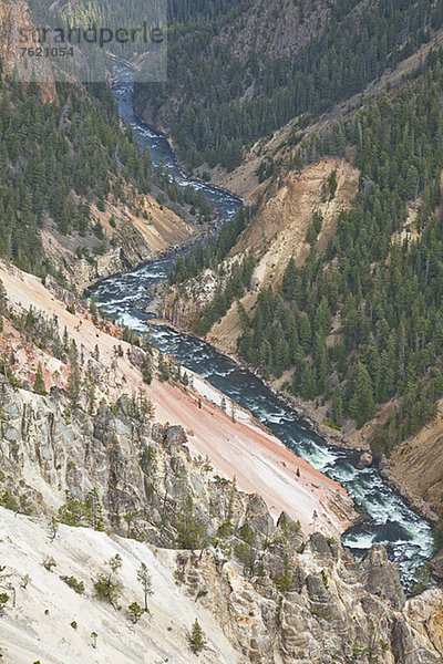 Luftaufnahme des Flusses im felsigen Canyon