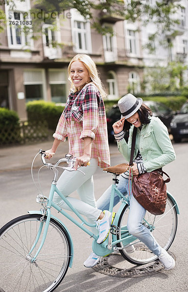 Frauen fahren gemeinsam Fahrrad auf der Stadtstraße