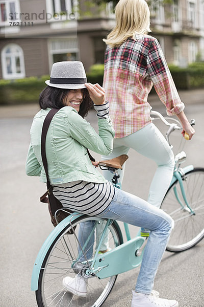 Frauen fahren gemeinsam Fahrrad auf der Stadtstraße