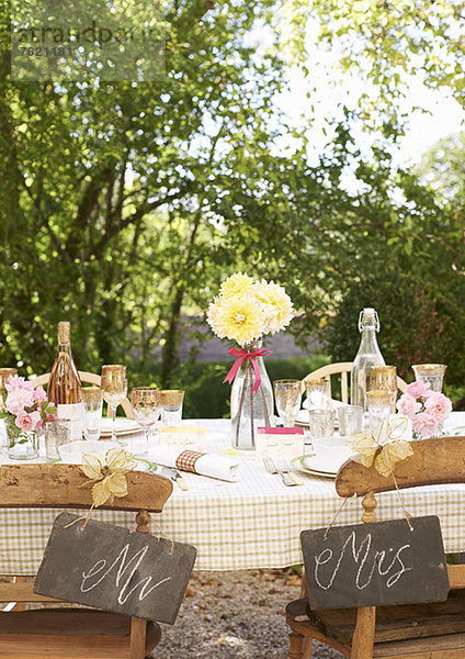 Tischdekoration für Hochzeitsempfang im Freien