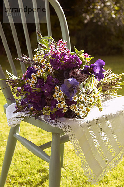 Blumenstrauß im Stuhl im Freien