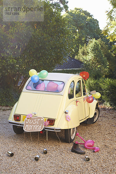 Neuvermähltes Auto mit Luftballons verziert