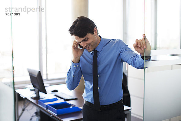 Geschäftsmann beim Telefonieren im Büro