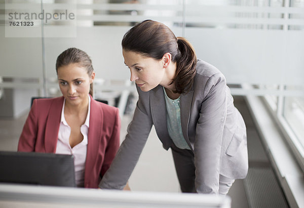 Geschäftsfrauen arbeiten gemeinsam am Schreibtisch