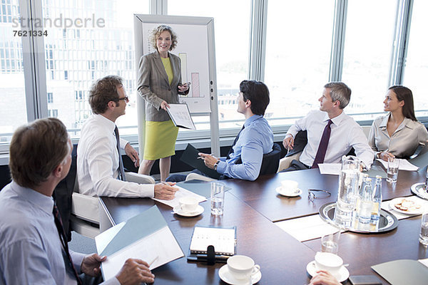 Geschäftsfrau spricht im Meeting