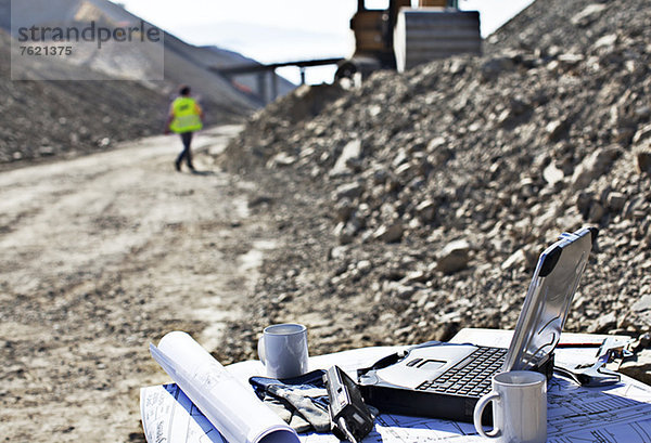 Laptop am Arbeitsplatz im Steinbruch