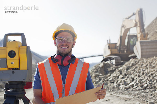 Arbeiter mit Nivelliergeräten im Steinbruch