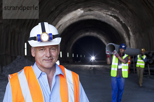 Geschäftsmann im Tunnel stehend