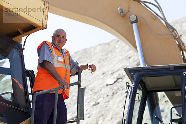 Auf der Baustelle stehender Arbeiter