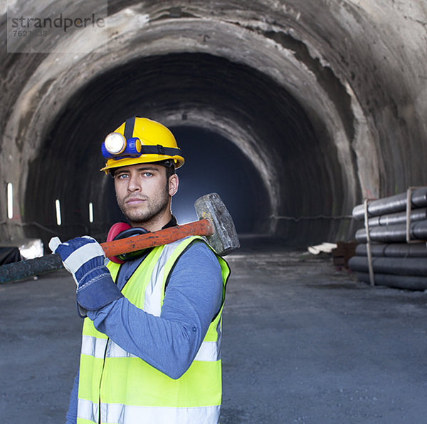 Arbeiter mit Vorschlaghammer im Tunnel