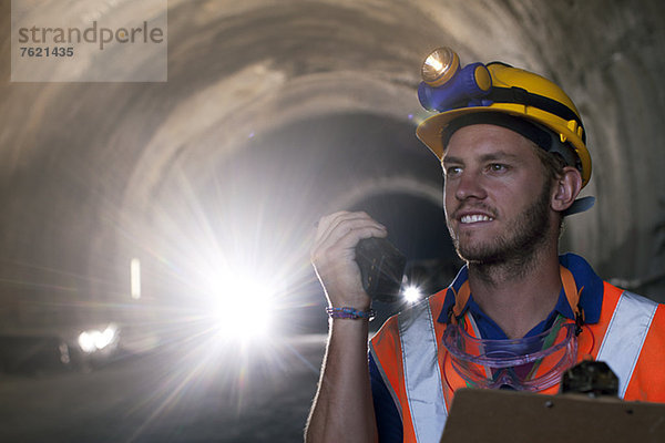 Arbeiter mit Walkie-Talkie im Tunnel