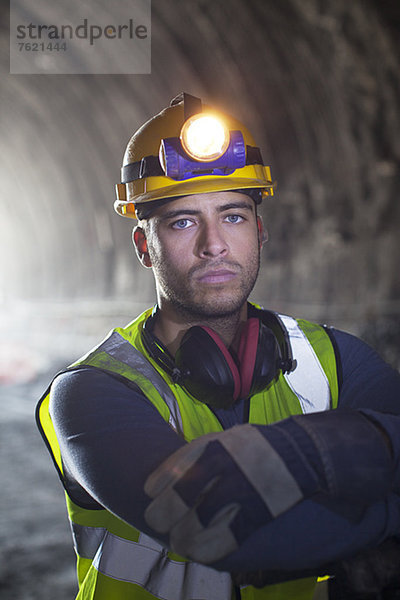 Arbeiter im Tunnel stehend