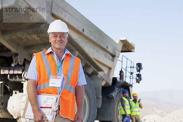 Geschäftsmann steht auf der Baustelle bereit