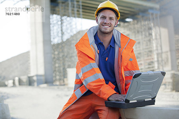 Mitarbeiter mit Laptop vor Ort