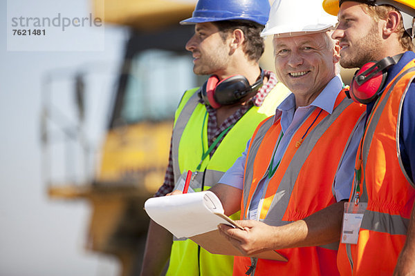 Unternehmer und Arbeiter im Gespräch vor Ort