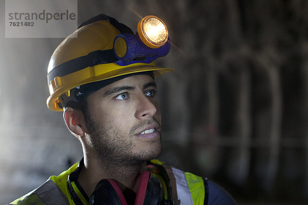 Arbeiter im Tunnel stehend