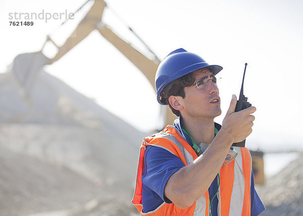 Arbeiter mit Walkie-Talkie im Steinbruch