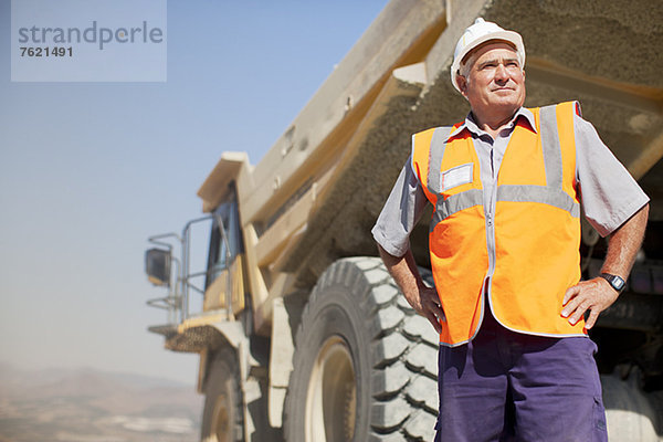 Arbeiter steht vor Ort an der Maschine